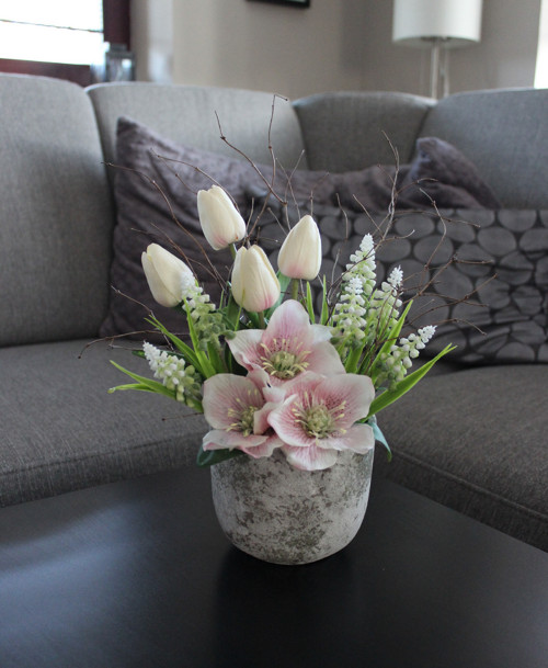 Keramický obal s tulipány a čemeřicemi do růžova — foto 4