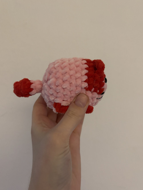 Háčkovaná mini jahůdková kočička — foto 3