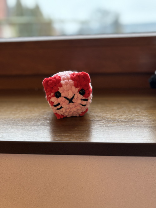 Háčkovaná mini jahůdková kočička — foto 2