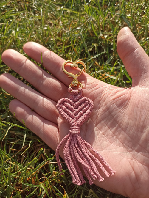 Macramé klíčenka srdíčko — foto 2