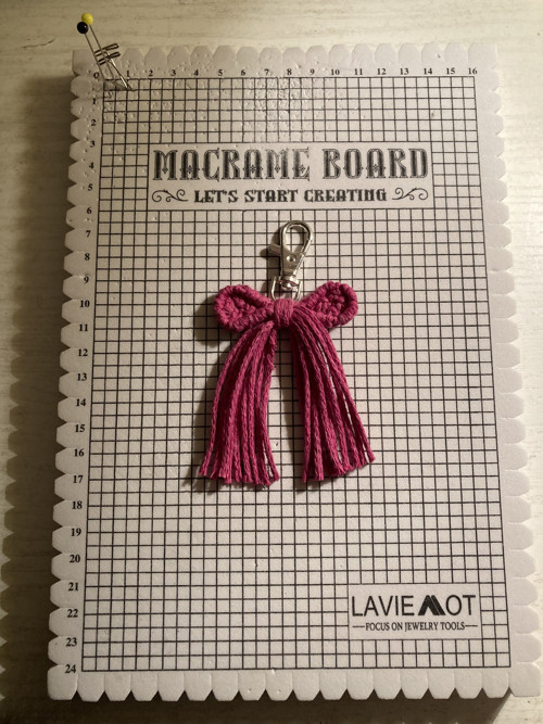 Macramé klíčenka mašlička — foto 5