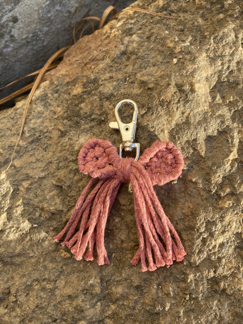 Macramé klíčenka mašlička — foto 2