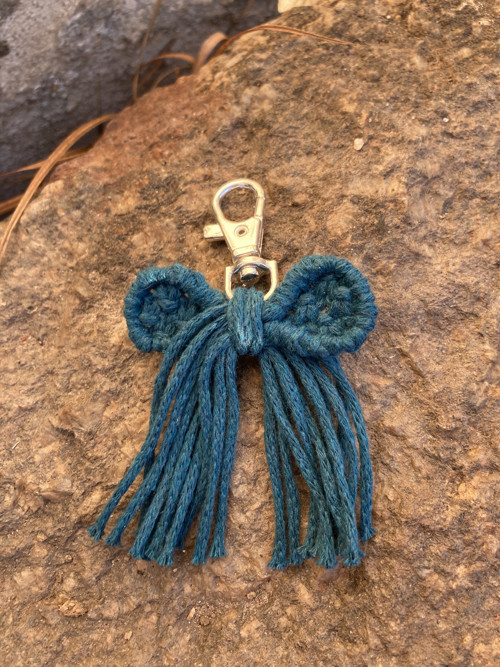 Macramé klíčenka mašlička — foto 3