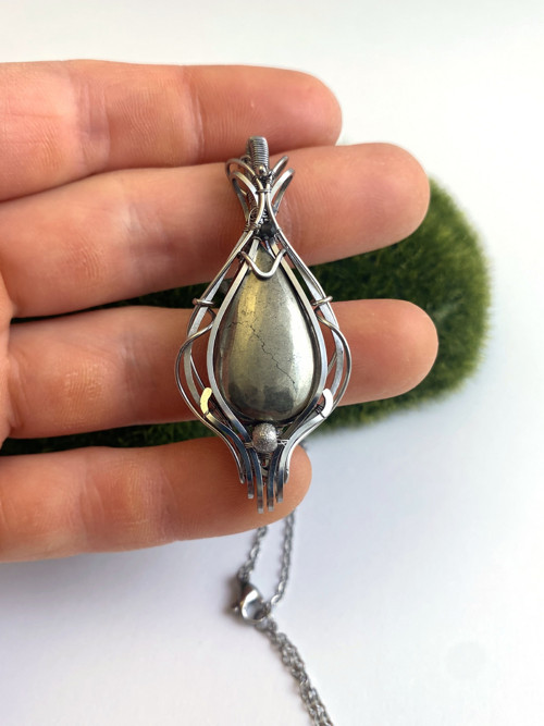 Pyrit s obsidiánem — foto 3