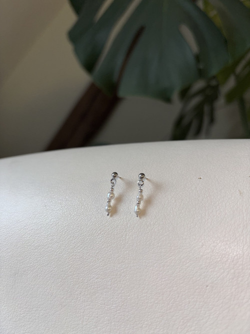 Perličkové minimalistické náušnice — foto 2