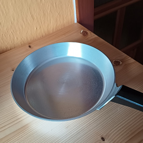 Krásná nová hliníková pánev průměr 23 cm — foto 2