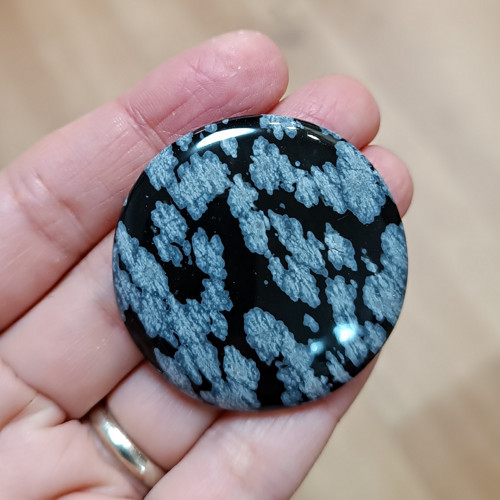 Obsidián (vločkový), ID 4687, průměr 42 mm — foto 2