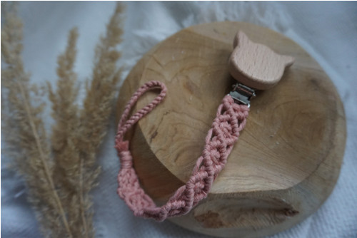Macramé klip na dudlík Pudrový — foto 3