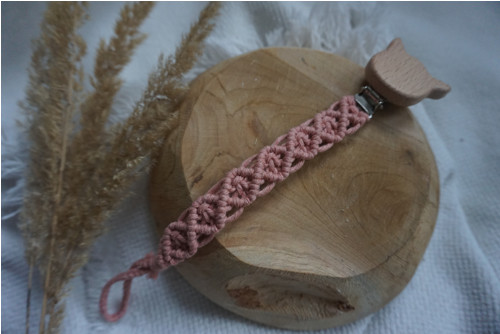Macramé klip na dudlík Pudrový — foto 2