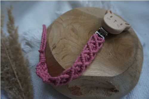 Macramé klip na dudlík Růžový — foto 2