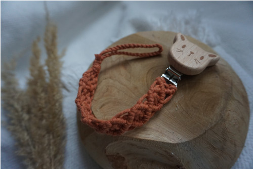Macramé klip na dudlík Terakotový — foto 2