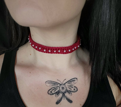 Háčkovaný choker - crimson červená — foto 2