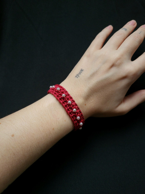 Háčkovaný náramek - crimson červená — foto 2