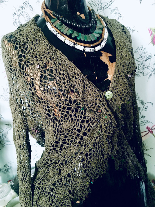 Svetřík boho háčkovaný olivový — foto 4