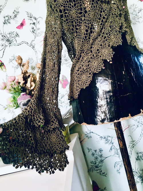 Svetřík boho háčkovaný olivový — foto 3
