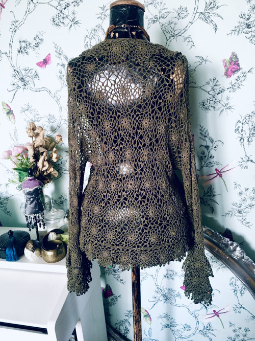 Svetřík boho háčkovaný olivový — foto 5