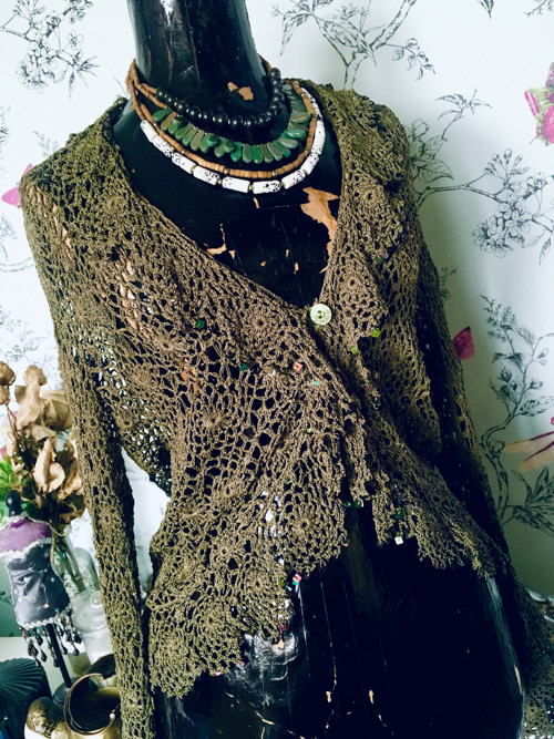 Svetřík boho háčkovaný olivový — foto 2