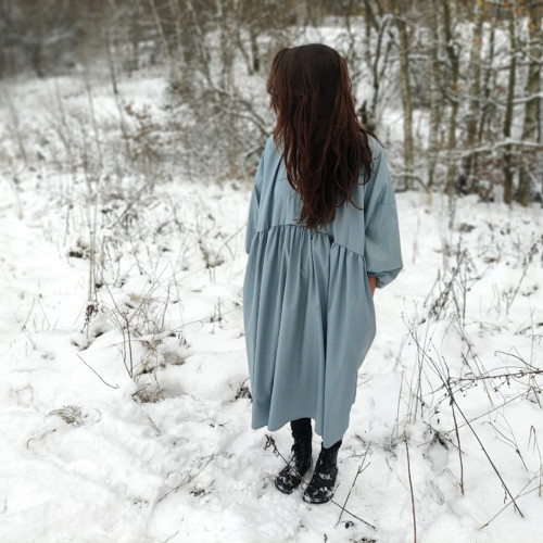 Šaty široké řasené ledová modrá — foto 3