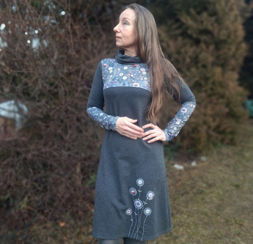 Šaty s aplikacemi, vel. M — foto 4
