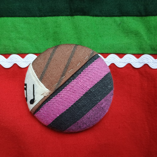 Pruhovaná hudební brož — foto 3