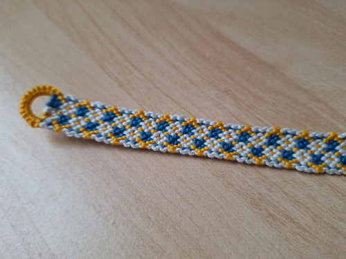 Macramé náramek bílý s modrou a žlutou — foto 3
