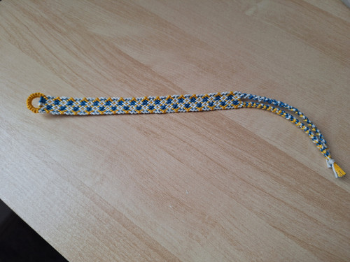 Macramé náramek bílý s modrou a žlutou — foto 4