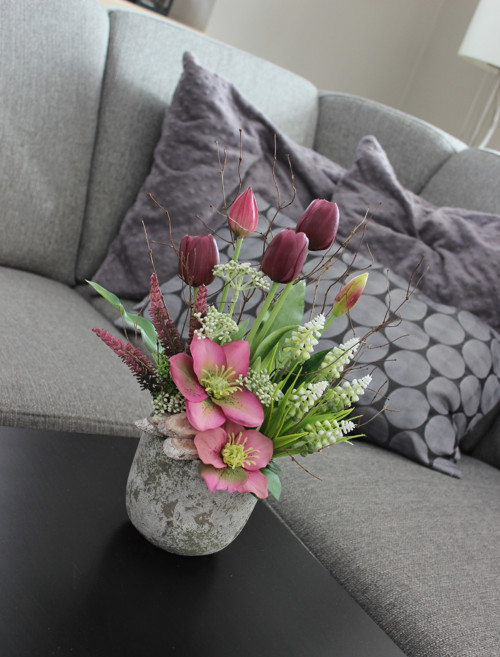 Keramický obal s tulipány a čemeřicemi vínový — foto 2
