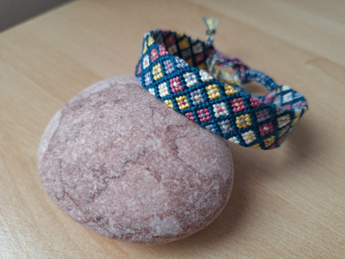 Macramé náramek pastelový — foto 2
