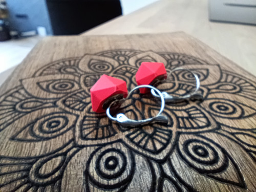 Náušnice polygon Red - visací — foto 3