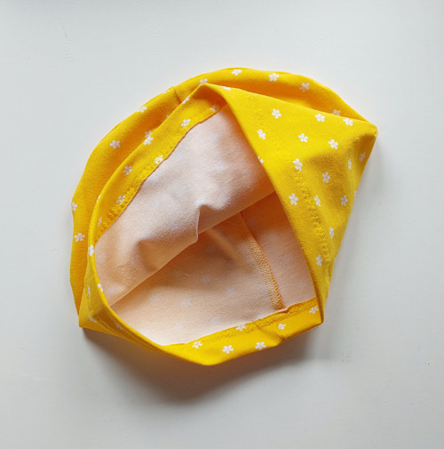 Květovaná čepička 49 - 52 cm — foto 2