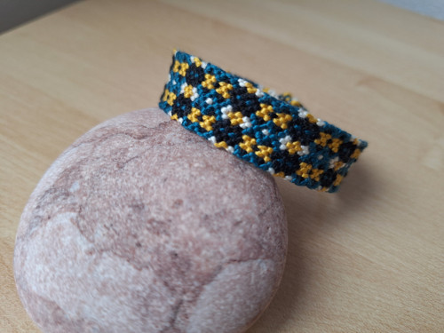 Macramé náramek se žlutými křížky — foto 2