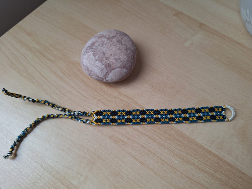 Macramé náramek se žlutými křížky — foto 4