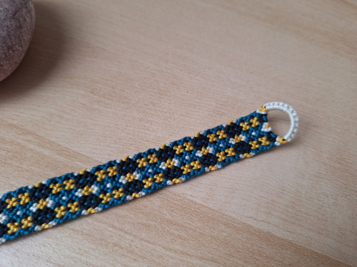 Macramé náramek se žlutými křížky — foto 3