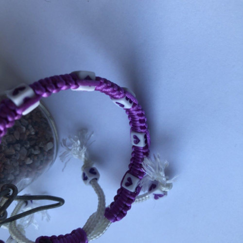 Macramé fialkový náramek se srdíčky — foto 2