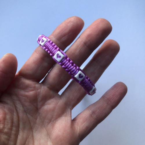 Macramé fialkový náramek se srdíčky — foto 3