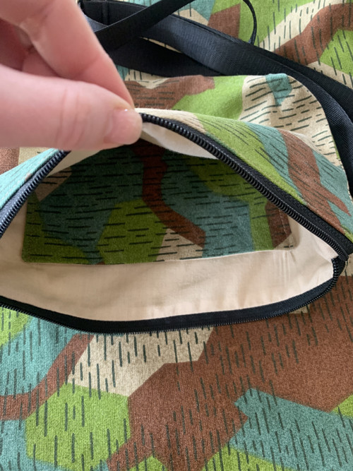Maskáčová crossbody kabelka — foto 2