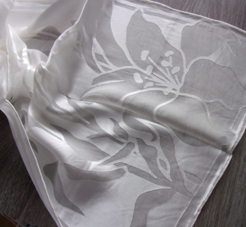 HEDVÁBNÁ ŠÁLA 180x32 cm - LILIES — foto 2