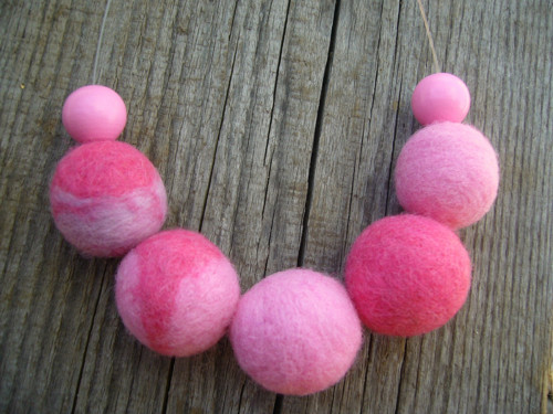 Plstěné korále / pink — foto 2