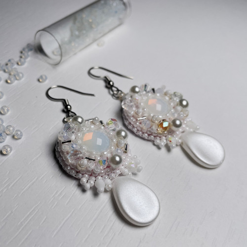 Vyšívané náušnice - bílé — foto 2