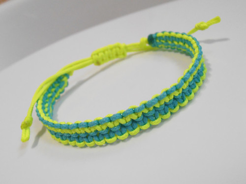 *Neonový dvoubarevný náramek* (macramé) — foto 3