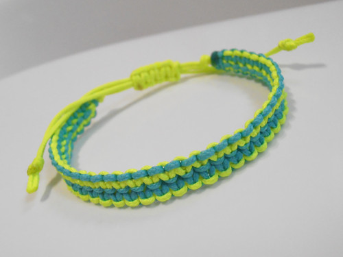 *Neonový dvoubarevný náramek* (macramé) — foto 4