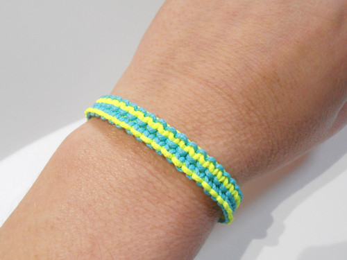 *Neonový dvoubarevný náramek* (macramé) — foto 2