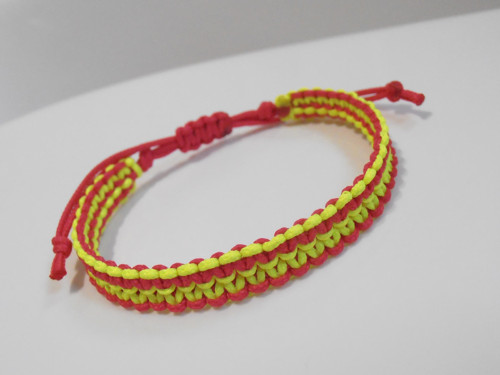*Neonový dvoubarevný náramek* (macramé) — foto 3