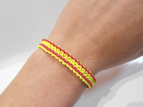 *Neonový dvoubarevný náramek* (macramé) — foto 2