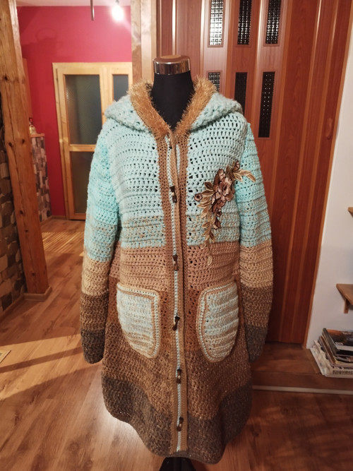 Háčkovaný dlouhý kabátek — foto 2