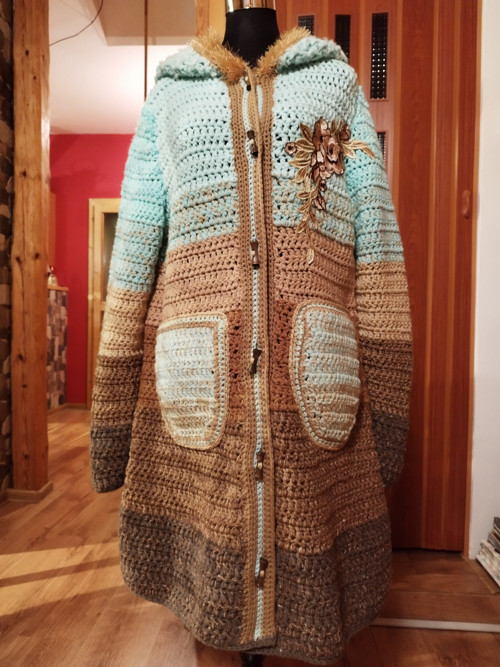 Háčkovaný dlouhý kabátek — foto 3