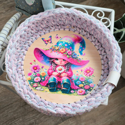 Háčkovaný košíček Jarní holčička 20cm — foto 2