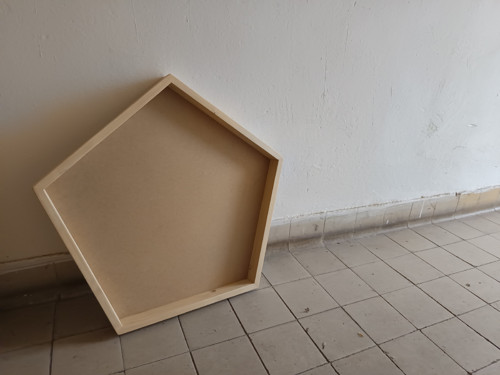 Dřevěný rám pětiúhelník 50cm — foto 4
