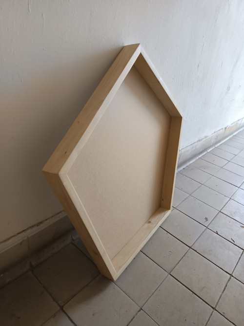 Dřevěný rám pětiúhelník 50cm — foto 2