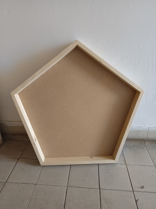 Dřevěný rám pětiúhelník 50cm — foto 3